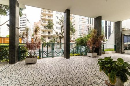 Apartamento à venda com 126m², 3 quartos e 1 vagaPatio com piso de pedra e plantas em vasos, com vista para a cidade.
