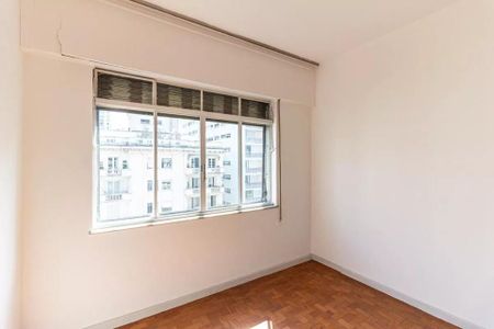 Apartamento à venda com 126m², 3 quartos e 1 vagaJanela com persianas e vista para edifício ao fundo.
