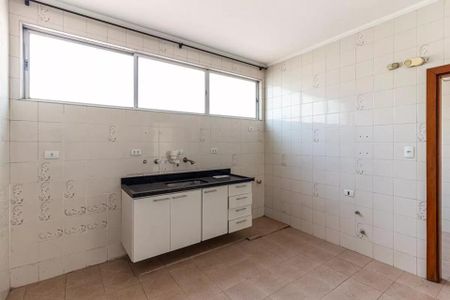 Apartamento à venda com 126m², 3 quartos e 1 vagaCozinha com móveis brancos e piso de azulejos, com uma janela grande e iluminação boa.