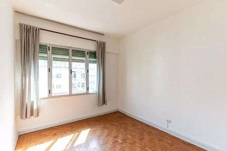 Apartamento à venda com 126m², 3 quartos e 1 vagaJanela com cortinas claras e madeira de parquete no chão.