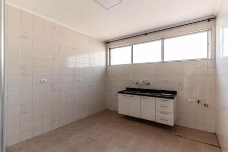Apartamento à venda com 126m², 3 quartos e 1 vagaCozinha com piso de azulejos, armários brancos e pia em granito.