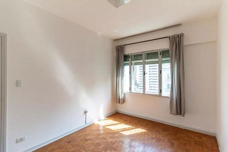 Apartamento à venda com 126m², 3 quartos e 1 vagaQuarto com piso de madeira e janela grande, iluminado por luz natural, sem móveis ou decoração.