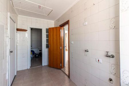 Apartamento à venda com 126m², 3 quartos e 1 vagaCorredor com piso de azulejo e porta de madeira, com iluminação natural e boa qualidade.