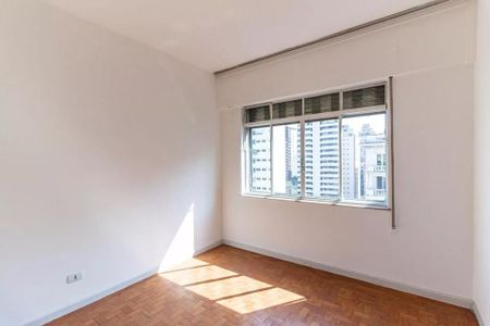 Apartamento à venda com 126m², 3 quartos e 1 vagaParede branca e piso de madeira em um quarto com vista para a cidade.