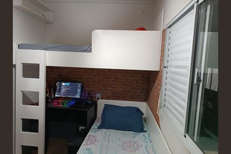 Quarto com cama de solteiro e escrivaninha com computador e teclado colorido. de casa à venda com 3 quartos, 150m² em Jardim Iracema, Barueri