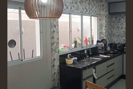 Casa à venda com 150m², 3 quartos e 2 vagasCozinha com móveis modernos e iluminação adequada, com vista para a rua.