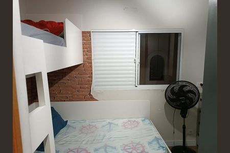 Quarto com cama de solteiro, prateleiras e uma janela com persianas de madeira. de casa à venda com 3 quartos, 150m² em Jardim Iracema, Barueri