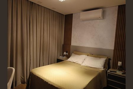 Quarto com cama de casal, cortinas, ar condicionado e iluminação adequada. de casa à venda com 3 quartos, 150m² em Jardim Iracema, Barueri