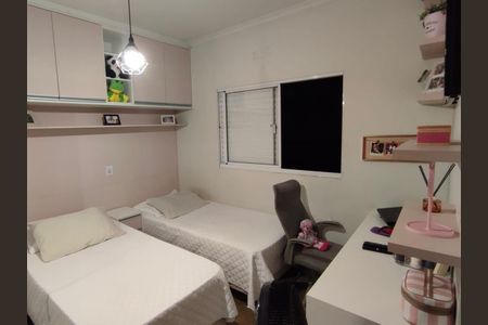 Quarto com duas camas simples, com móveis e decoração simples, com uma janela grande e iluminação boa. de casa à venda com 3 quartos, 150m² em Jardim Iracema, Barueri
