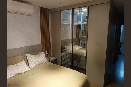 Quarto com cama, armário e ar condicionado, com uma decoração moderna e minimalista. de casa à venda com 3 quartos, 150m² em Jardim Iracema, Barueri