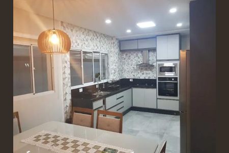 Casa à venda com 150m², 3 quartos e 2 vagasCozinha moderna com iluminação adequada e móveis de qualidade.