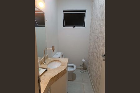 Banheiro com pia e vaso sanitário, com iluminação adequada e acabamento em mármore. de casa à venda com 3 quartos, 150m² em Jardim Iracema, Barueri