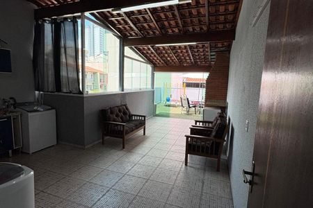 Apartamento à venda com 164m², 2 quartos e 2 vagasVaranda com vista para a cidade, com móveis de madeira e piso de azulejo.