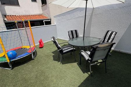 Apartamento à venda com 164m², 2 quartos e 2 vagasPátio com mesa e cadeiras, trampolim e gol de futebol no telhado de um prédio.