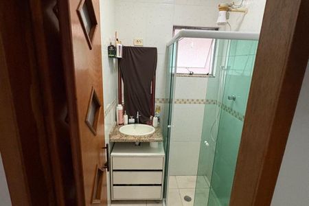 Apartamento à venda com 164m², 2 quartos e 2 vagasBanheiro com pia e chuveiro, com móveis e decoração simples.