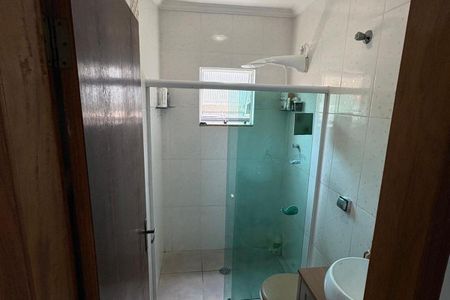 Apartamento à venda com 164m², 2 quartos e 2 vagasBanheiro com chuveiro e pia, com teto branco e paredes de azulejos brancos.
