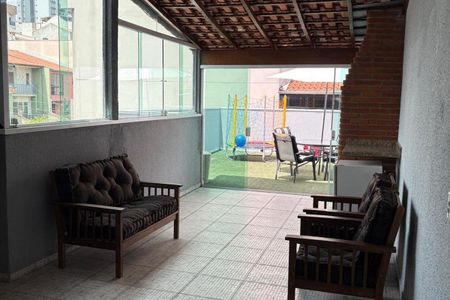 Apartamento à venda com 164m², 2 quartos e 2 vagasVaranda com sofás e mesa de jantar, com vista para a cidade.