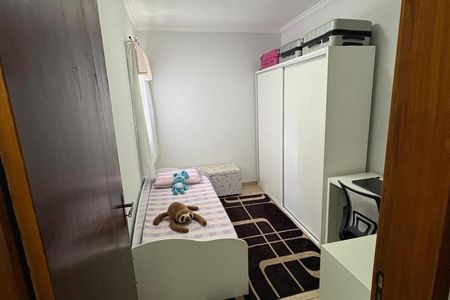 Apartamento à venda com 164m², 2 quartos e 2 vagasQuarto pequeno com cama simples, móveis brancos e toalhas coloridas, com alguns brinquedos de animais.