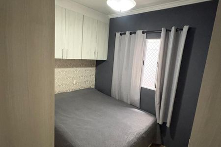 Apartamento à venda com 164m², 2 quartos e 2 vagasQuarto simples com cama e móveis de madeira, iluminado por uma lâmpada de teto.