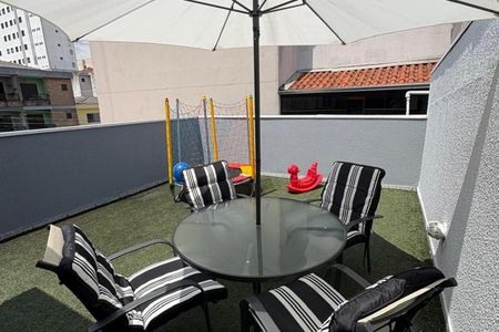 Apartamento à venda com 164m², 2 quartos e 2 vagasPátio de varanda com mesa e cadeiras, com vista para a cidade.