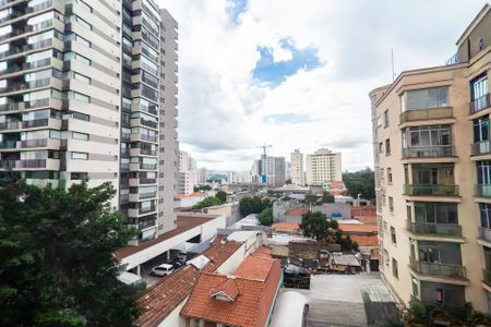 Apartamento à venda com 100m², 2 quartos e sem vagaVista da cidade de São Paulo, com edifícios altos e ruas movimentadas.