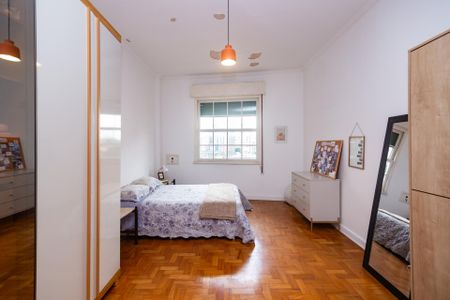 Apartamento à venda com 100m², 2 quartos e sem vagaQuarto com cama simples, móveis brancos e madeira, iluminação adequada, piso de madeira, janela grande, com vista para a cidade.