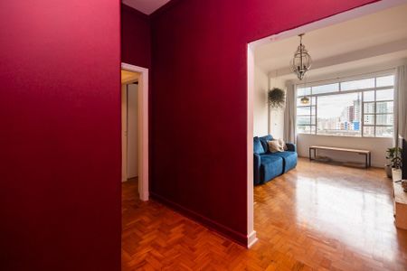 Apartamento à venda com 100m², 2 quartos e sem vagaSala com sofá azul e janela grande, com vista para a cidade.