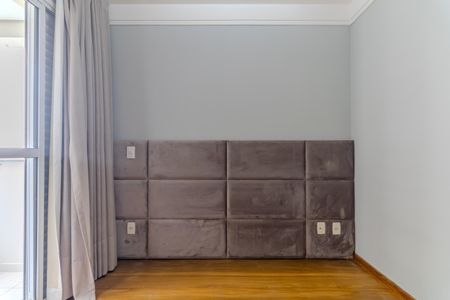 Cama de cabeceira com design de blocos de couro em um quarto simples e bem iluminado. de apartamento à venda com 2 quartos, 59m² em Lapa, São Paulo