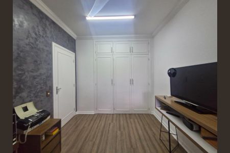 Cabinets and a television in a room with wood flooring and a white ceiling. de casa à venda com 3 quartos, 256m² em Jardim Chapadão, Campinas