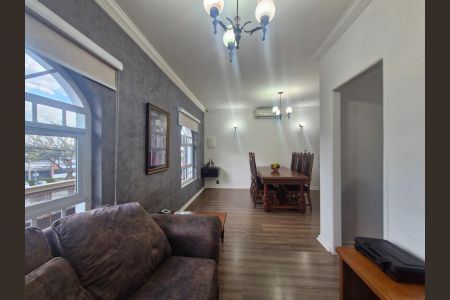 Sala com sofá, mesa e cadeiras, janelas e iluminação adequada. de casa à venda com 3 quartos, 256m² em Jardim Chapadão, Campinas