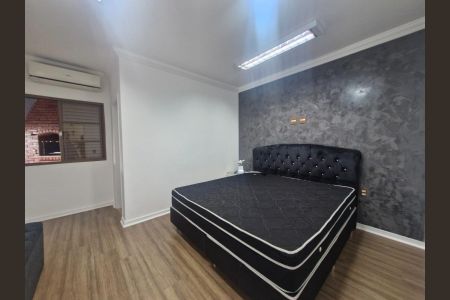 Quarto com cama de casal, parede em tons de cinza e madeira no chão. de casa à venda com 3 quartos, 256m² em Jardim Chapadão, Campinas