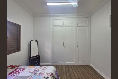 Quarto com cama, armário e pia, com iluminação adequada e acabamento de madeira no piso. de casa à venda com 3 quartos, 256m² em Jardim Chapadão, Campinas