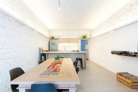 Comedor com mesa de madeira e cadeiras, com uma cozinha moderna ao fundo. de casa à venda com 3 quartos, 168m² em Alto de Pinheiros, São Paulo