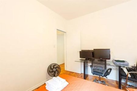 Casa à venda com 168m², 3 quartos e 1 vagaEscritório com duas telas de computador e uma mesa de vidro.