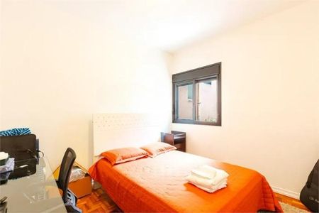 Casa à venda com 168m², 3 quartos e 1 vagaQuarto simples com cama de solteiro, mesa e cadeira, com vista para a rua.