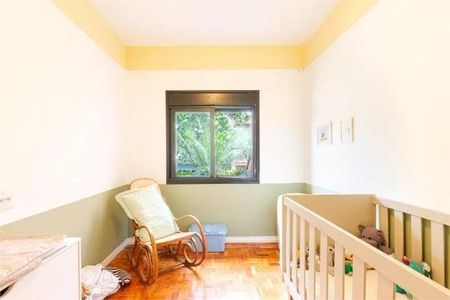 Casa à venda com 168m², 3 quartos e 1 vagaCama de bebé, cadeira de balanço e janela com vista para o jardim.