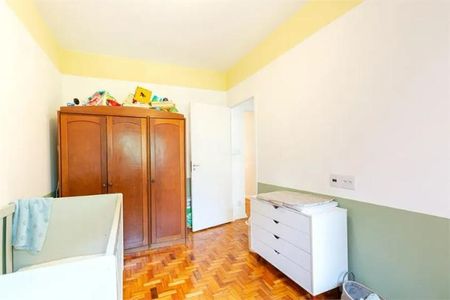 Cama simples com armário e móveis brancos e parquete no chão, com iluminação natural e pouca decoração. de casa à venda com 3 quartos, 168m² em Alto de Pinheiros, São Paulo