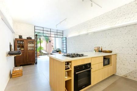 Casa à venda com 168m², 3 quartos e 1 vagaCozinha com iluminação natural, móveis de madeira e piso de porcelanato.