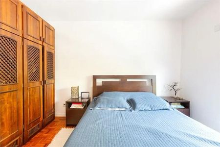 Cama simples com colchão azul e cabeceira de madeira, com armários de madeira na parede. de casa à venda com 3 quartos, 168m² em Alto de Pinheiros, São Paulo