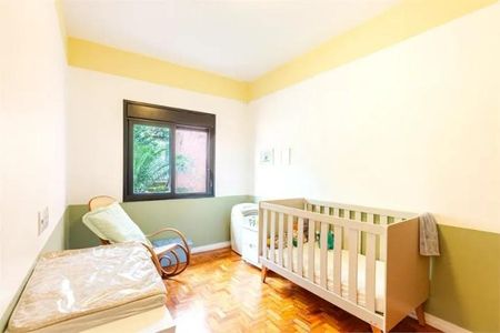 Quarto infantil com cama de madeira e cadeira de balanço, com vista para o jardim. de casa à venda com 3 quartos, 168m² em Alto de Pinheiros, São Paulo