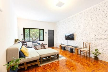 Sala com sofá, mesa e cadeiras, TV e janela para o jardim. de casa à venda com 3 quartos, 168m² em Alto de Pinheiros, São Paulo