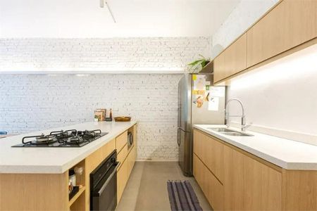 Casa à venda com 168m², 3 quartos e 1 vagaCozinha com piso de porcelanato, bancadas de granito e geladeira de aço inox.