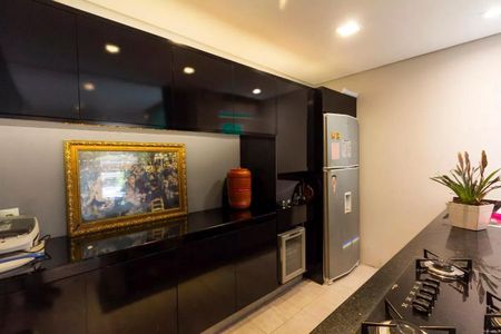 Casa à venda com 147m², 3 quartos e 2 vagasCozinha com geladeira, fogão e pratos de louça, com decoração em estilo clássico.