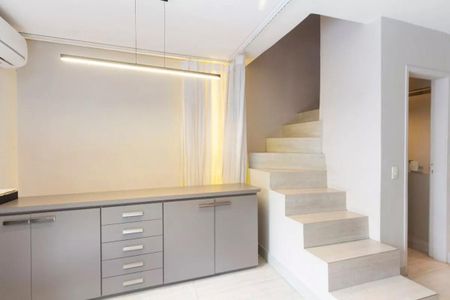 Casa à venda com 147m², 3 quartos e 2 vagasEscada branca e moderna com iluminação de LED e armários em cor cinza.