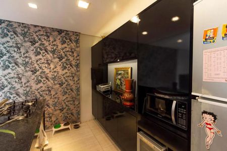 Casa à venda com 147m², 3 quartos e 2 vagasCozinha com móveis de madeira e azulejos na parede, com iluminação natural e boa qualidade.