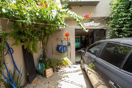 Casa à venda com 147m², 3 quartos e 2 vagasPátio com plantas e uma garagem com uma porta de entrada.