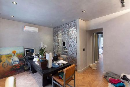 Casa à venda com 147m², 3 quartos e 2 vagasEscritório com mesa de trabalho, computador e quadros na parede.