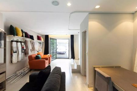 Casa à venda com 147m², 3 quartos e 2 vagasSala com móveis modernos e iluminação natural, com vista para a garagem e o carro.