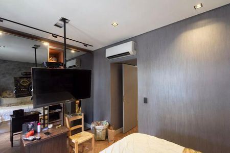 Casa à venda com 147m², 3 quartos e 2 vagasQuarto com cama, TV e ar condicionado, com uma porta para o banheiro.