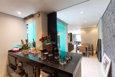 Cozinha com pia, fogão e janela, com decoração simples e iluminação boa. de casa à venda com 3 quartos, 147m² em Vila Olímpia, São Paulo